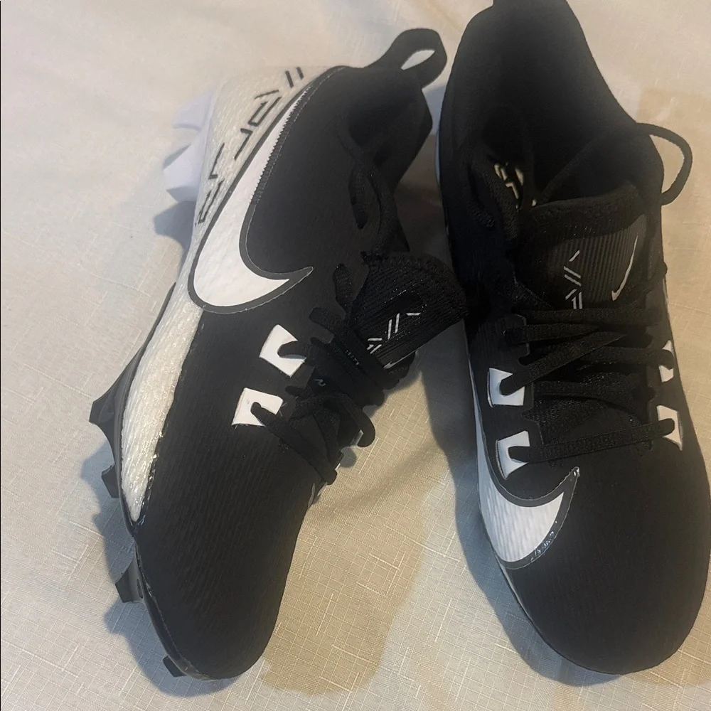 Nike Black and White Athletic Shoes - Picture 4 of 10